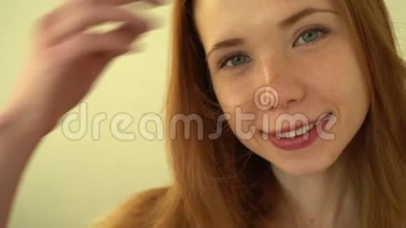 积极的红发女孩微笑视频的预览图