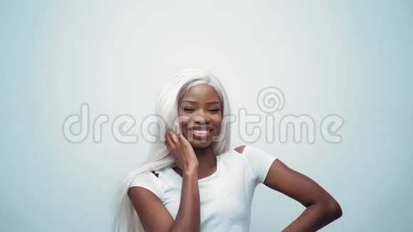 非洲性感女孩白色头发视频的预览图