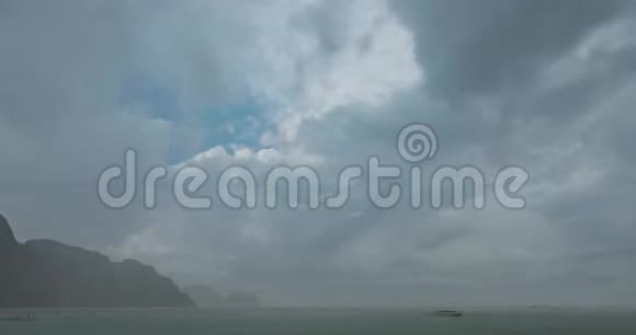 时间流逝的雨云在海滩和海洋景观与船海洋中的热带风暴视频的预览图