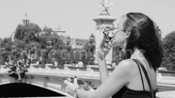 巴黎塞纳河的法国女孩视频的预览图