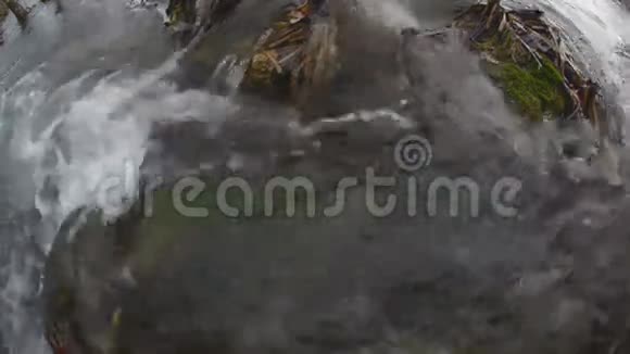 快速的山溪流淌视频的预览图
