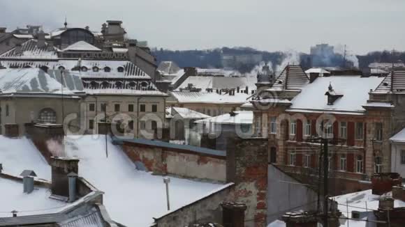 雪烟屋顶冬天视频的预览图