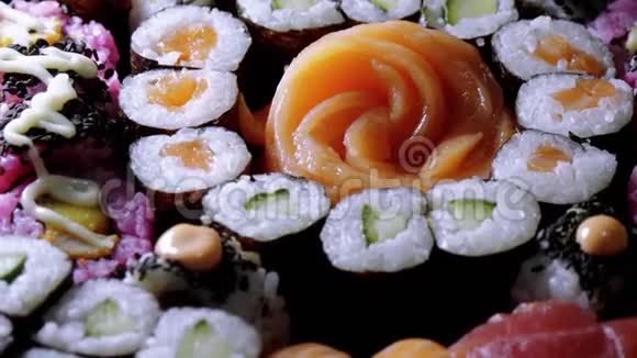 新鲜寿司卷特写镜头视频的预览图