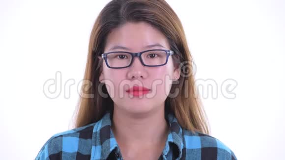 年轻的亚洲时髦女郎微笑的脸视频的预览图