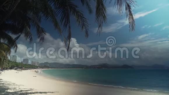 海南旅游岛大东海滩美丽南海股票视频视频的预览图