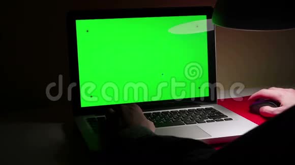 一个人在他的桌面上使用笔记本电脑视频的预览图