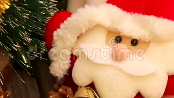 闪闪发亮的多色新年和圣诞树装饰品视频的预览图