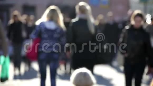一群匿名的人走在繁忙的街道上视频的预览图