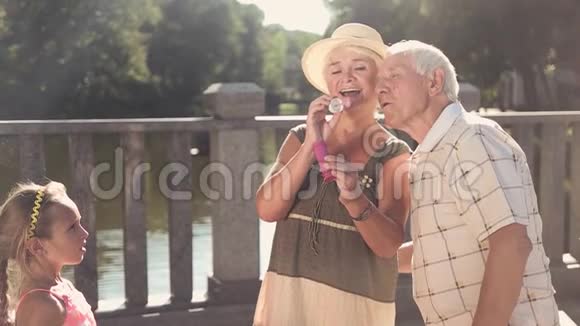 祖父母和孙女在户外视频的预览图