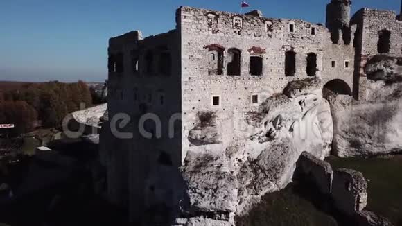 波兰Ogrodzieniec岩石上中世纪城堡的废墟视频的预览图