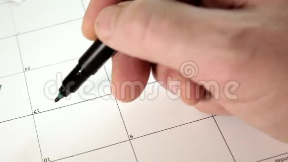 用钢笔在日历上签名画一个好的坏日子视频的预览图