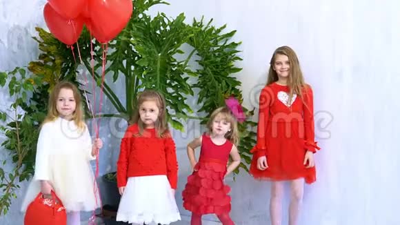 孩子们的朋友带着红色气球度假视频的预览图