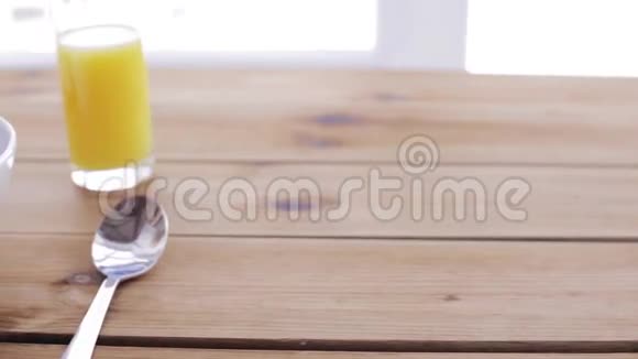 玉米片倒在碗里咖啡倒在桌上视频的预览图
