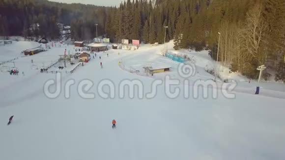 森林鸟瞰滑雪场视频的预览图