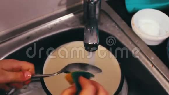 宝贝在厨房洗碗视频的预览图