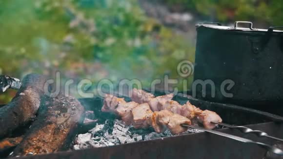 绞肉机上的肉烹饪什什克巴慢动作视频的预览图