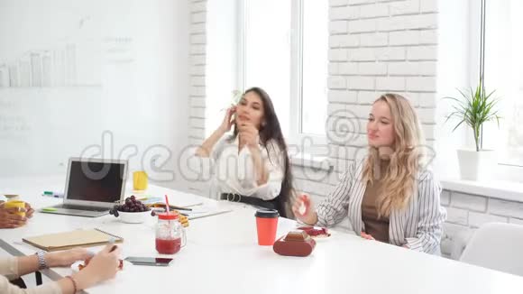 女性商业伙伴在办公室一起工作视频的预览图