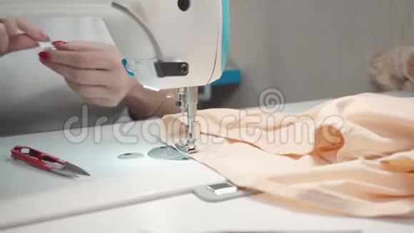 车间电机裁缝缝纫视频视频的预览图