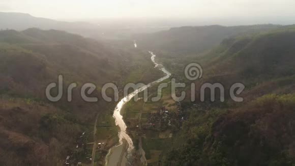 山峡谷中的河流视频的预览图