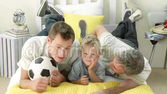 爷爷和孙子看足球视频的预览图