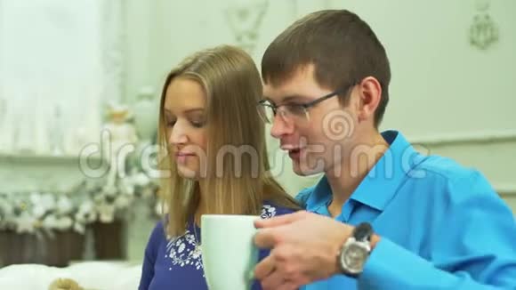 男人和女人喝茶微笑视频的预览图