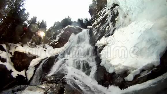 冬天美丽的瀑布视频的预览图