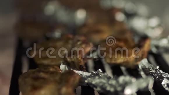烤架上烤着的烤肋骨视频的预览图