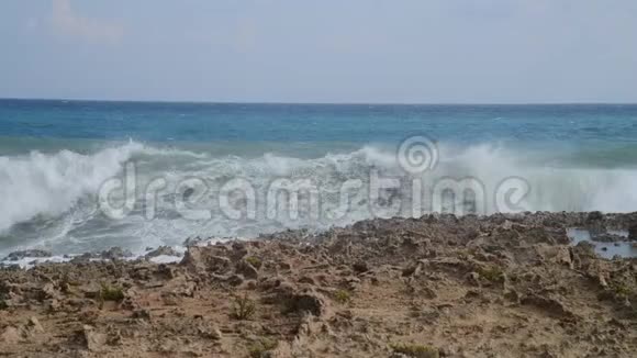 地中海波浪靠近岩石海岸视频的预览图