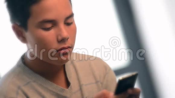 少年在听他的电话里的音乐视频的预览图