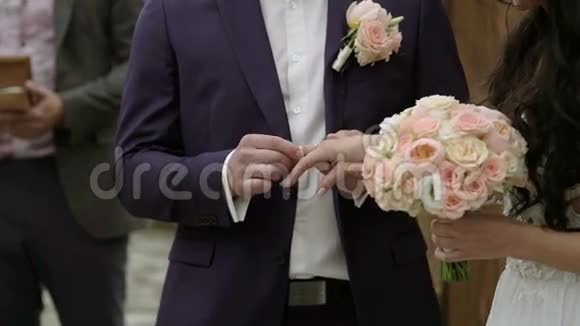 婚礼新郎把戒指戴在新娘手上视频的预览图