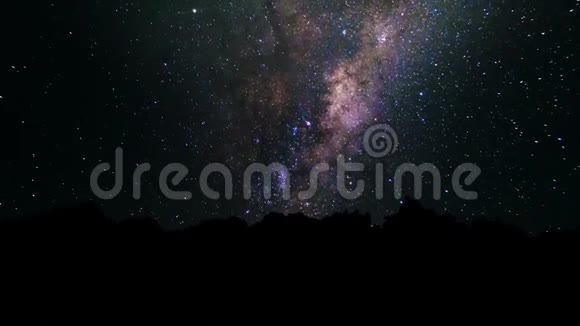 银河系径星系和星移过夜空带有星星和银河系的抽象夜空背景视频的预览图