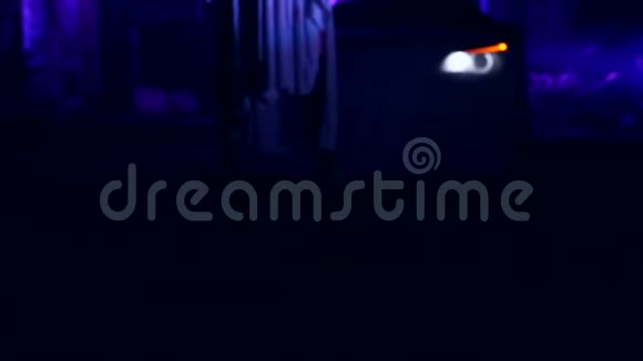 在被遗弃的房子里一个穿着白色新娘礼服在黑暗中为万圣节化妆的女人视频的预览图