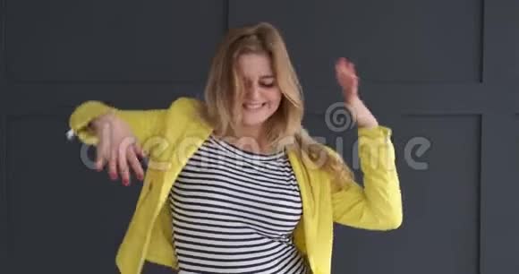 快乐的女人在演播室跳舞视频的预览图