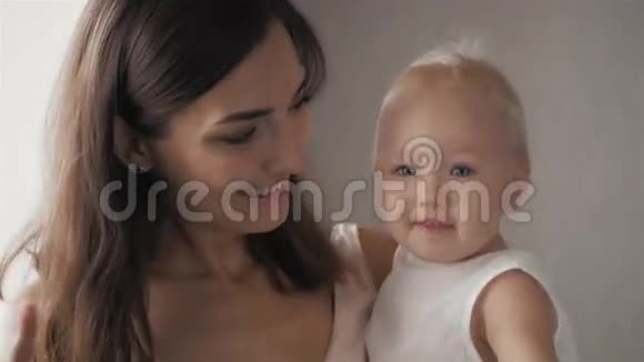 幸福的家庭笑脸妈妈抱着可爱的小男孩微笑拥抱拉近边界美丽视频的预览图