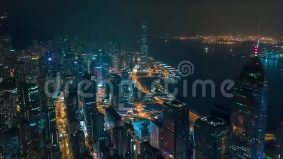 香港2018年5月铜锣湾及湾仔码头的航空时间图夜间由上至下视频的预览图