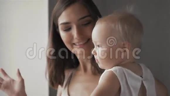 幸福的家庭笑脸妈妈抱着可爱的小男孩微笑拥抱拉近边界美丽视频的预览图