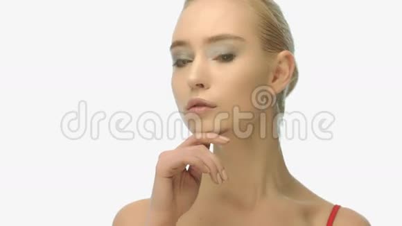 乌克兰美丽时尚模特白色背景画像视频的预览图
