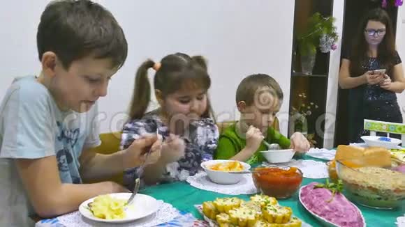 孩子们吃家庭早餐生日男孩和女孩吃圣诞节庆祝活动视频的预览图