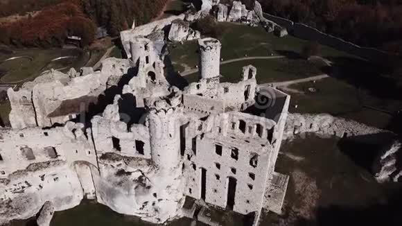 波兰Ogrodzieniec岩石上中世纪城堡的废墟视频的预览图