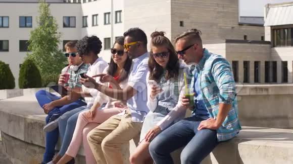 城市中有智能手机和平板电脑的学生视频的预览图