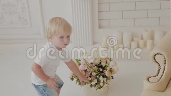 美丽快乐的小男孩正在白色的房间里玩耍视频的预览图