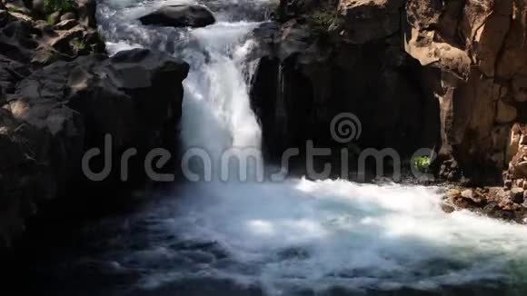 加州伯尼瀑布视频的预览图