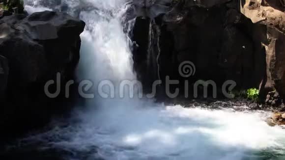 加州伯尼瀑布视频的预览图