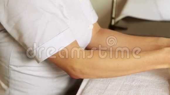 美容治疗师按摩顾客的手视频的预览图