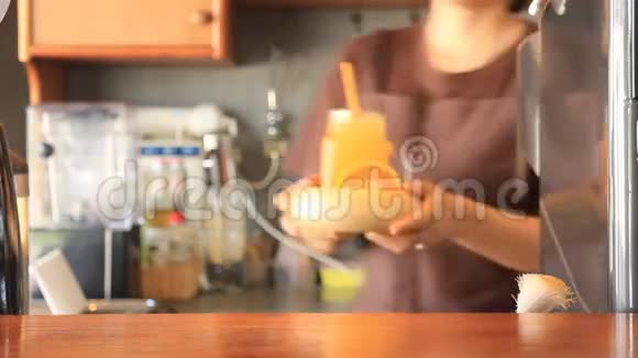 供应新鲜金银花橙汁视频的预览图