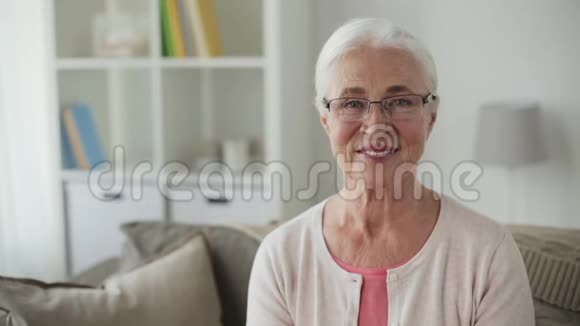 家中戴眼镜的幸福老年妇女画像视频的预览图