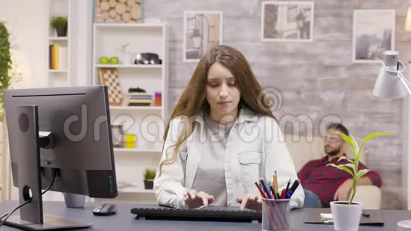 漂亮的女性自由职业者在电脑上打字视频的预览图