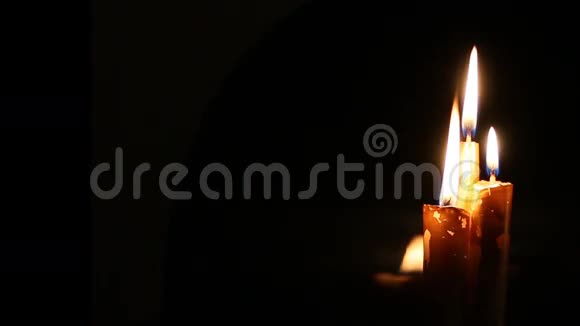 蜡烛在背景黑色上燃烧视频的预览图