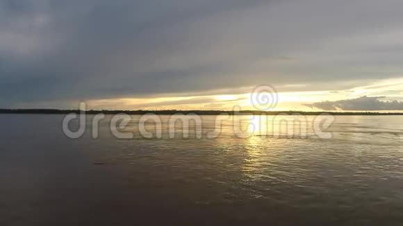 巴西热带雨林亚马逊河上五彩缤纷的日落视频的预览图