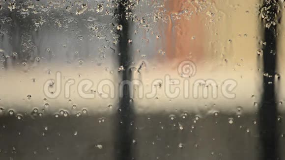 下雨时房间窗户玻璃上的雨滴视频的预览图